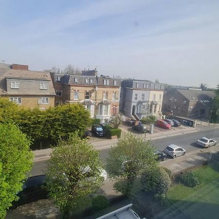 Bright & Lovely & Apartment Whetstone Extérieur photo
