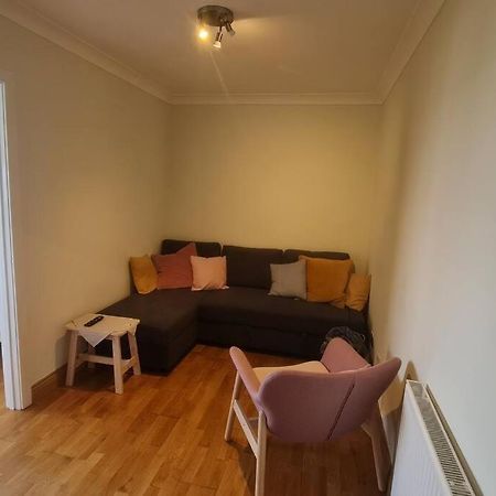 Bright & Lovely & Apartment Whetstone Extérieur photo