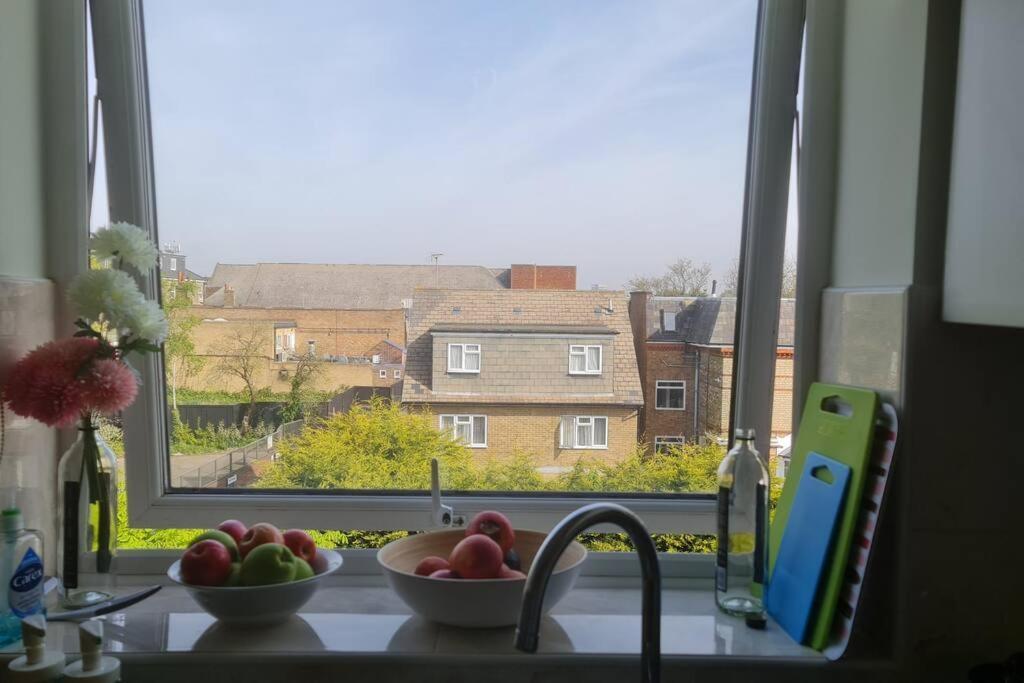 Bright & Lovely & Apartment Whetstone Extérieur photo
