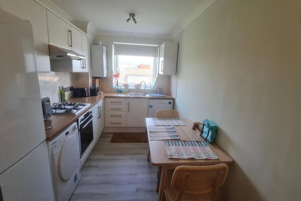 Bright & Lovely & Apartment Whetstone Extérieur photo