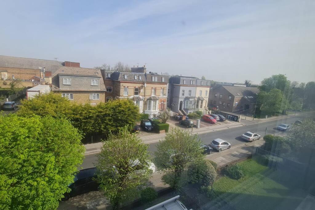 Bright & Lovely & Apartment Whetstone Extérieur photo