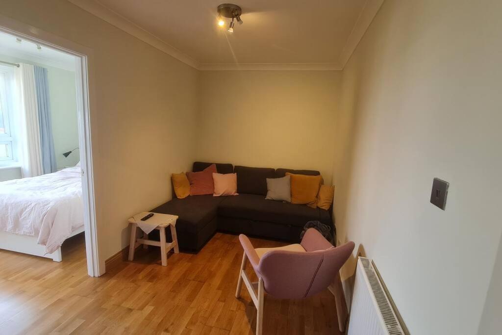 Bright & Lovely & Apartment Whetstone Extérieur photo