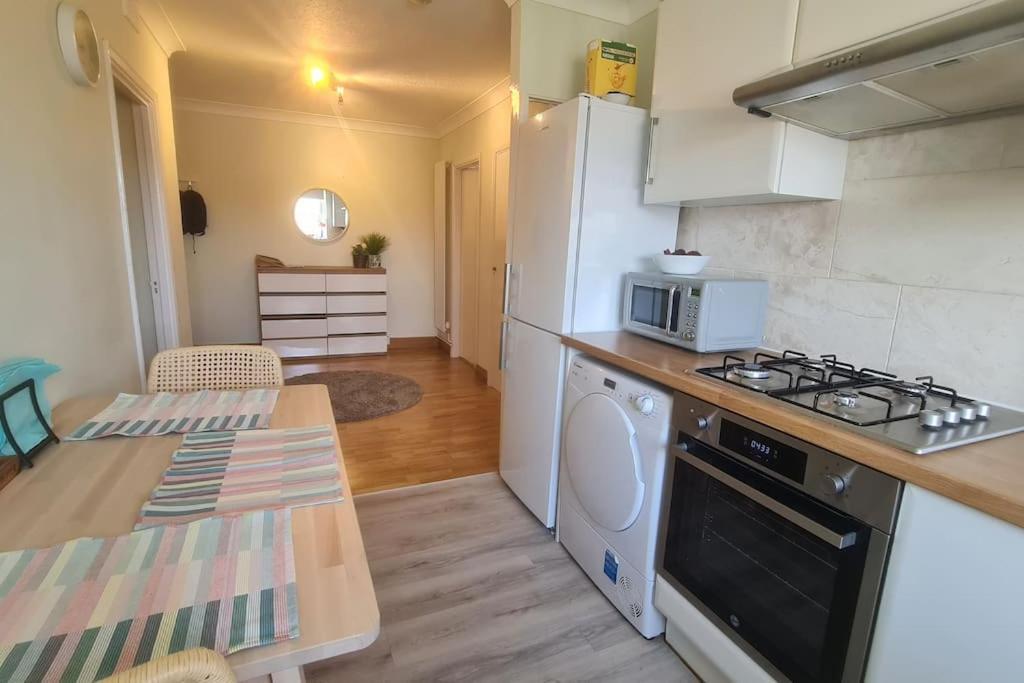 Bright & Lovely & Apartment Whetstone Extérieur photo